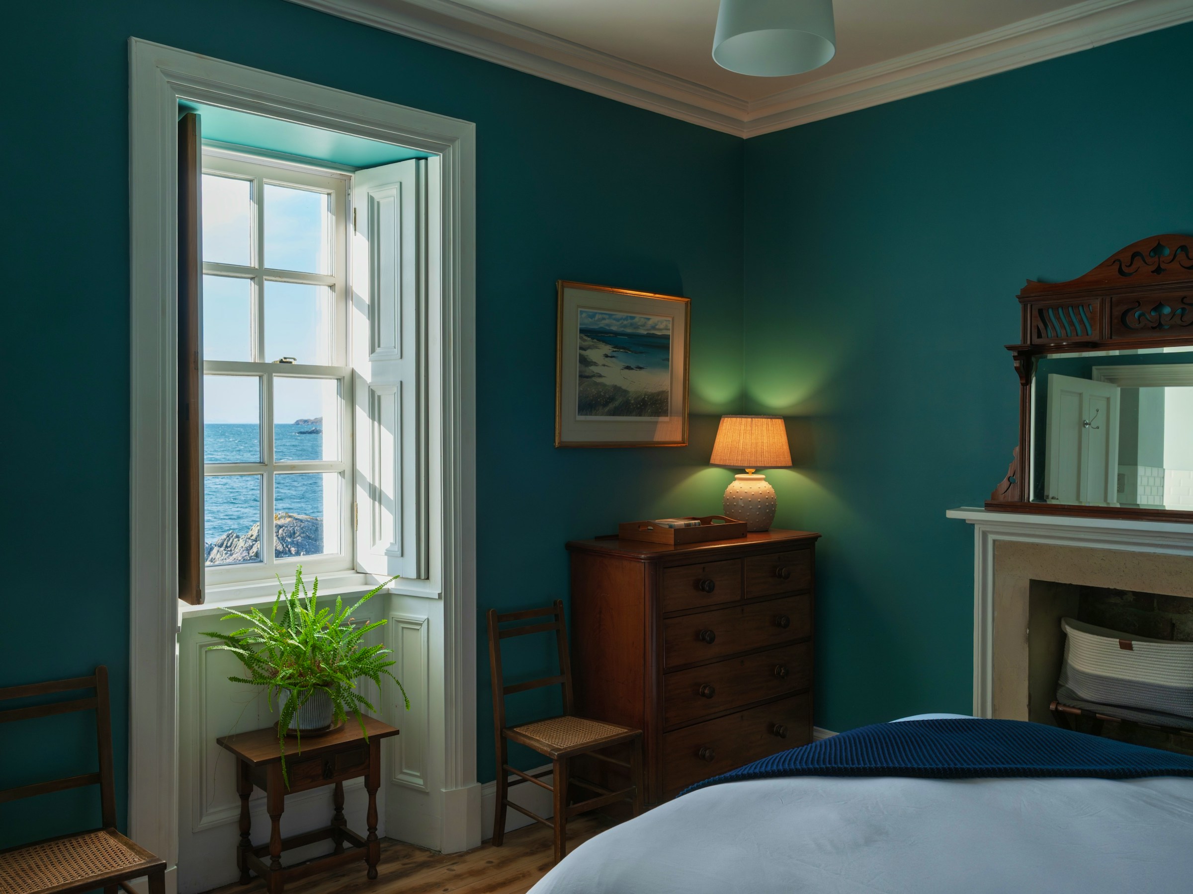 Eilean Sionnach Lighthouse Cottage period cottage to rent, Isleornsay, Isle of Skye, interior view 3