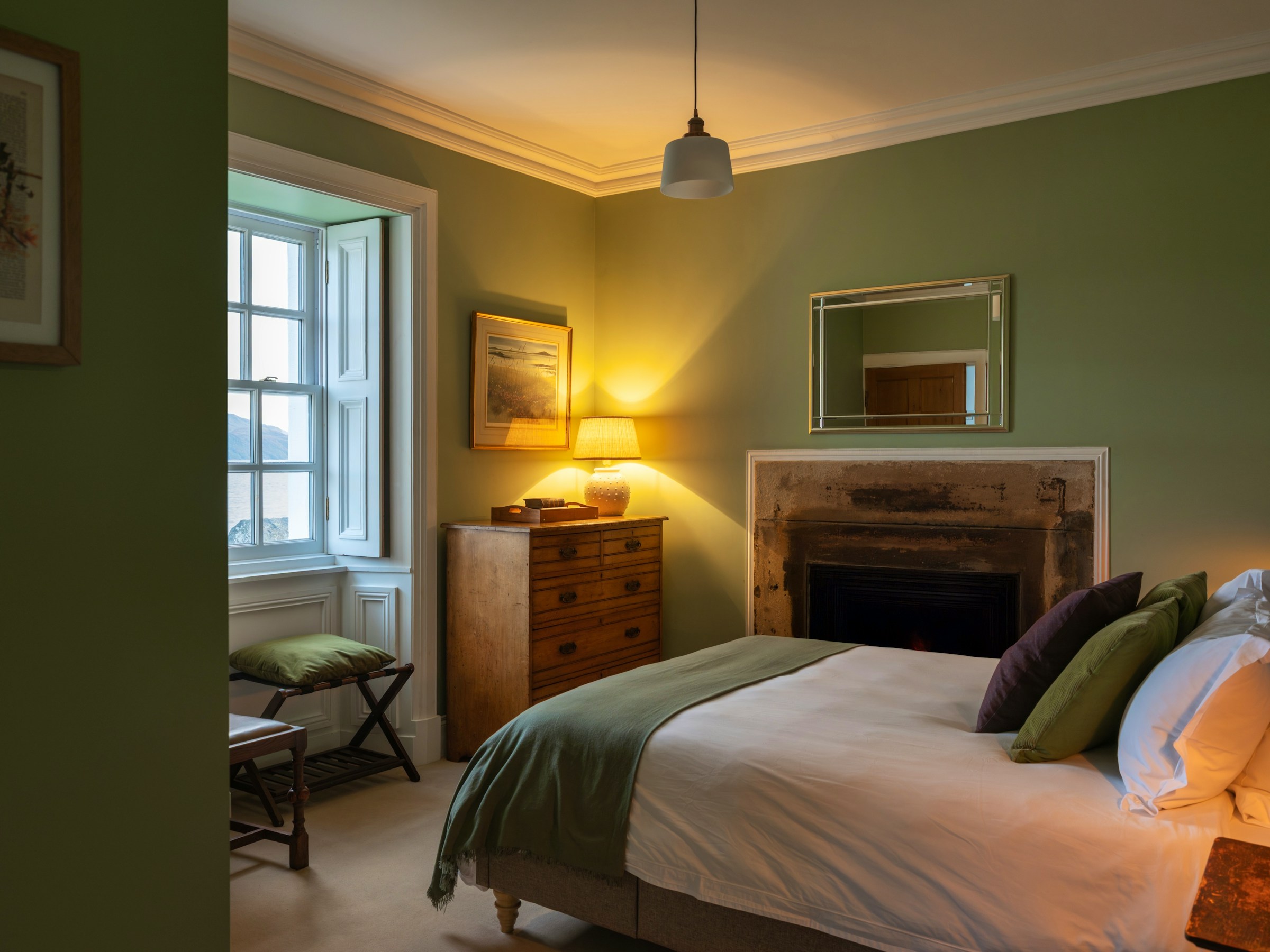 Eilean Sionnach Lighthouse Cottage period cottage to rent, Isleornsay, Isle of Skye, interior view 4
